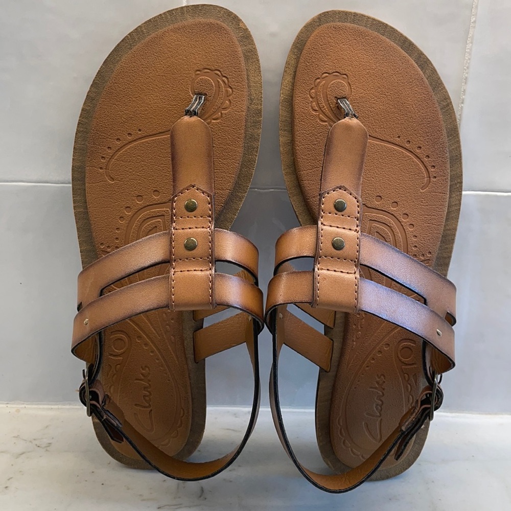 Clarks size 7 sandal thong with back strap flat